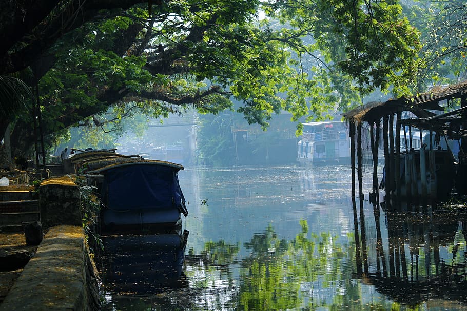 india-mullakkal-alleppey-boat-jetty-reflection